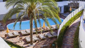 Outdoor pool, pool umbrellas, sun loungers