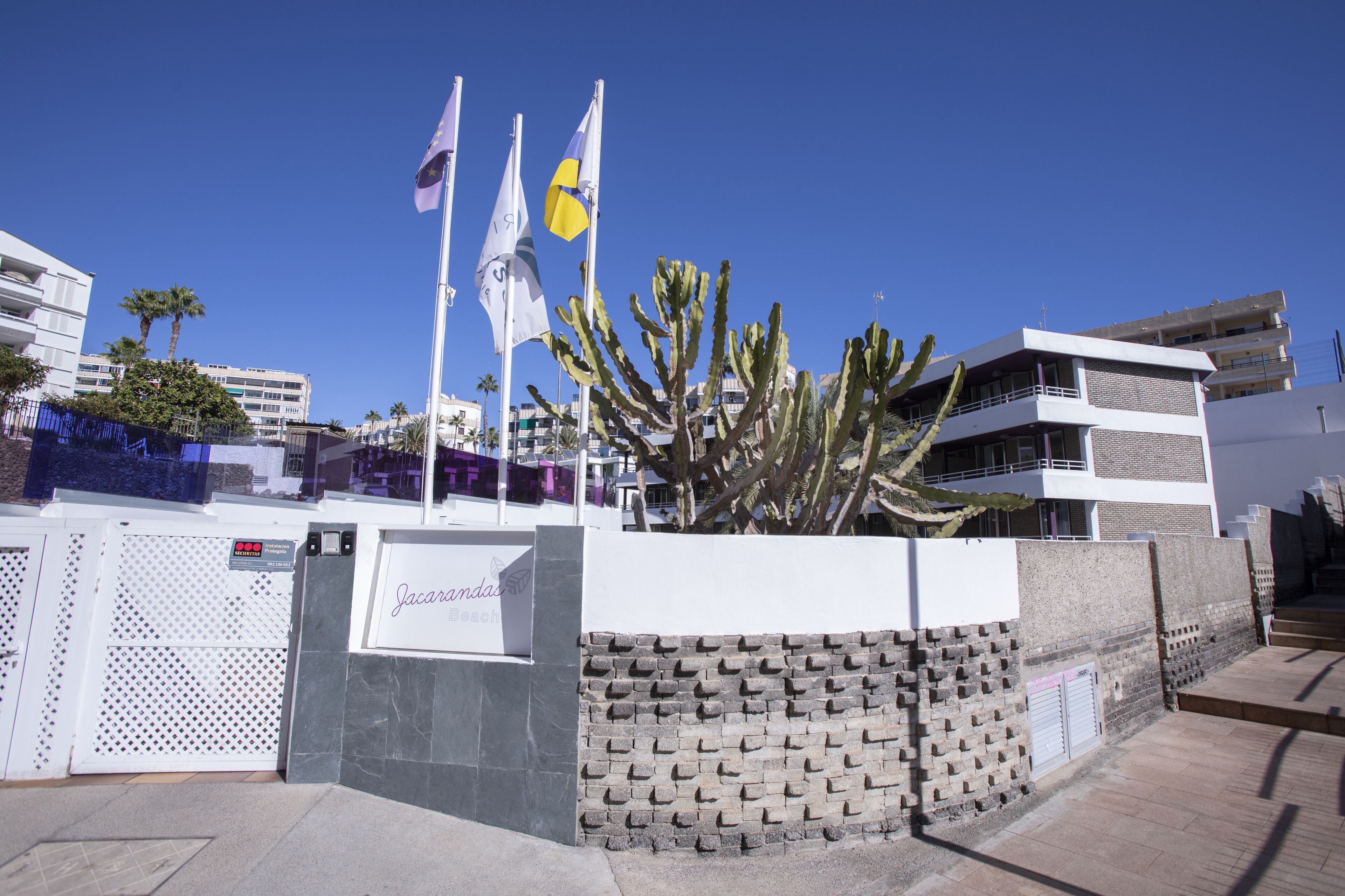 A building with a sign reading "Jacardas".