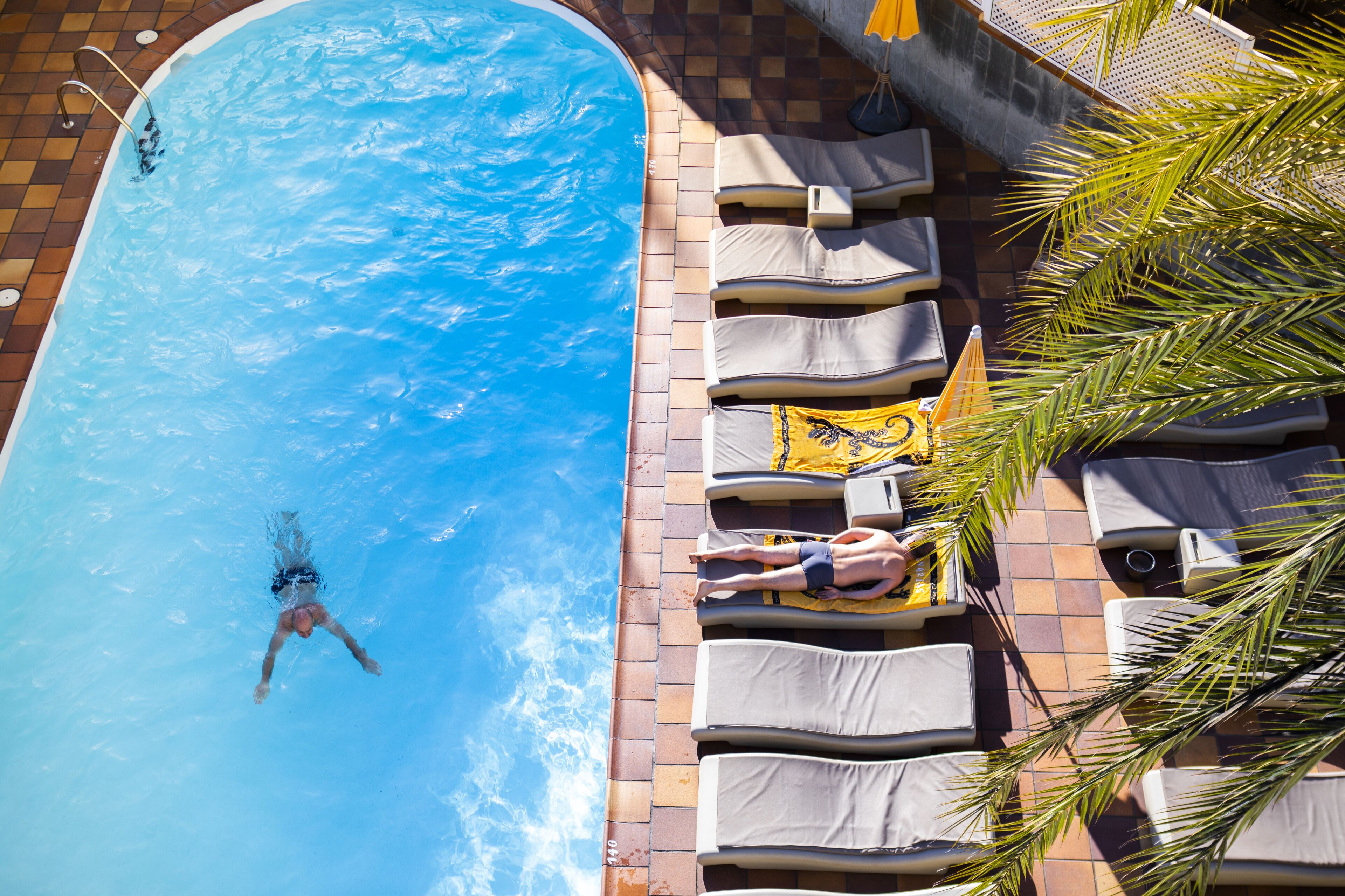 Außenpool, Sonnenschirme, Liegestühle