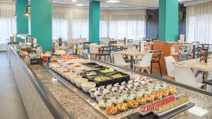 A buffet area with various food options and seating arrangements. - Hotel Lloret Santa Rosa by Pierre & Vacances (Lloret de Mar)