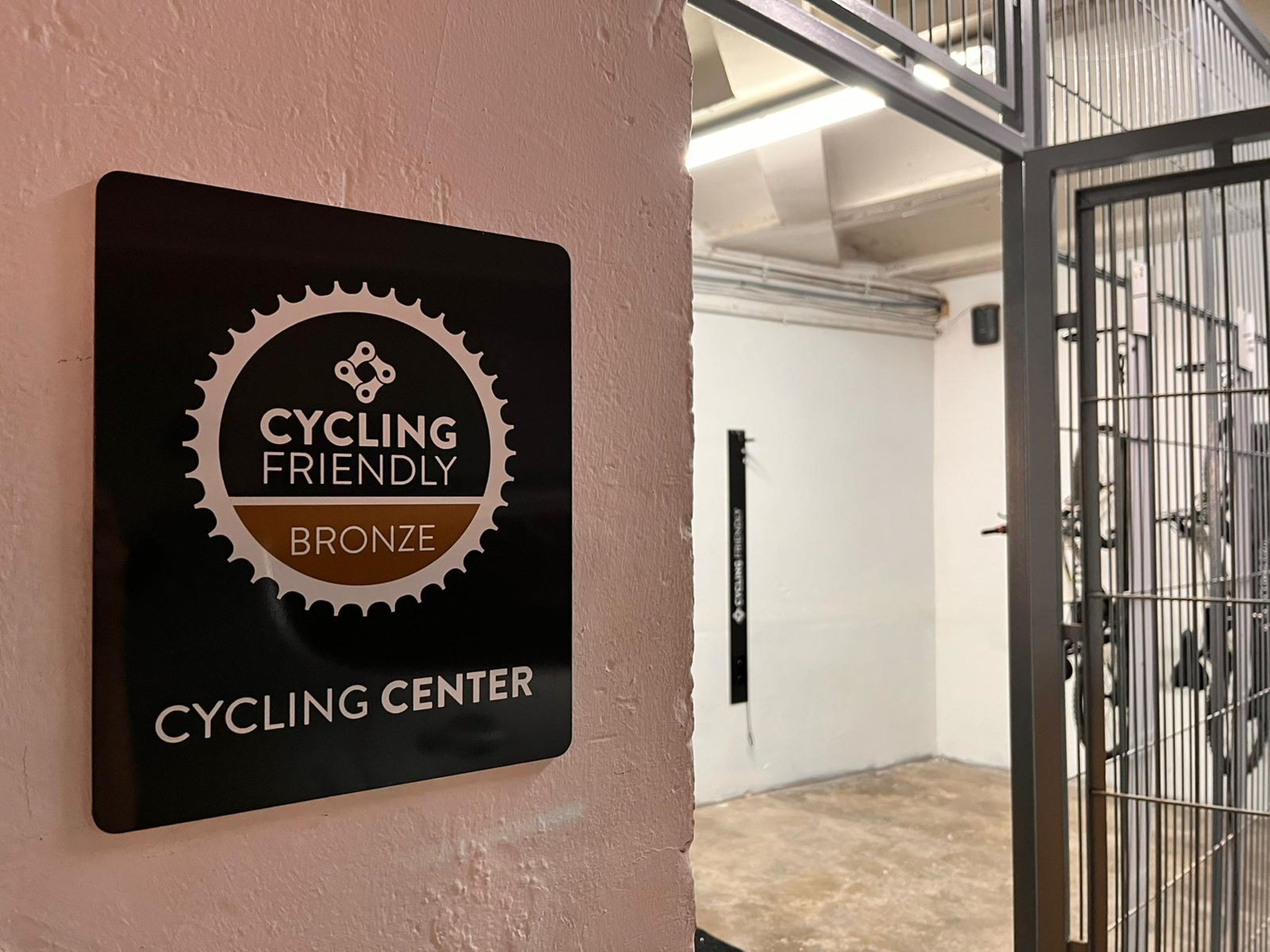 Un letrero en una pared que dice 'CYCLING FRIENDLY BRONZE CYCLING CENTER'.
