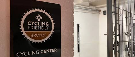 Un letrero en una pared que dice 'CYCLING FRIENDLY BRONZE CYCLING CENTER'.