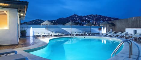 Utomhuspool, pool på takterrassen och solstolar