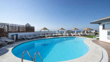 Alberca al aire libre, alberca en la azotea y camastros