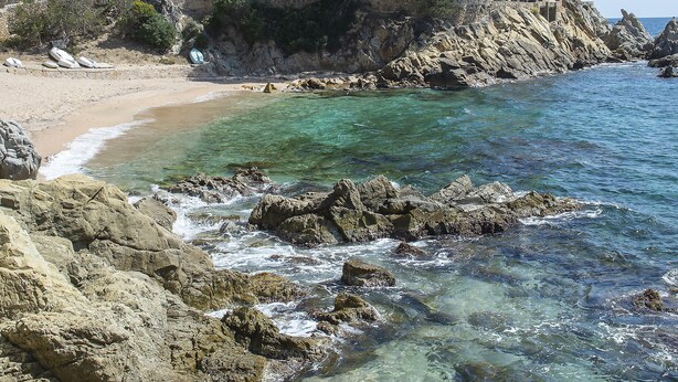 A coastal castle with a beach and rocky shoreline. - Hotel Lloret Santa Rosa by Pierre & Vacances (Lloret de Mar)