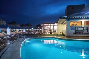 Outdoor pool, a rooftop pool, pool loungers - Hotel Lloret Santa Rosa by Pierre & Vacances (Lloret de Mar)