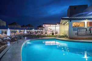 Una piscina al aire libre, una piscina en la azotea, tumbonas