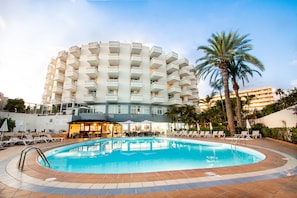 Outdoor pool, pool umbrellas, sun loungers - Hotel HL Rondo (San Bartolomé de Tirajana)
