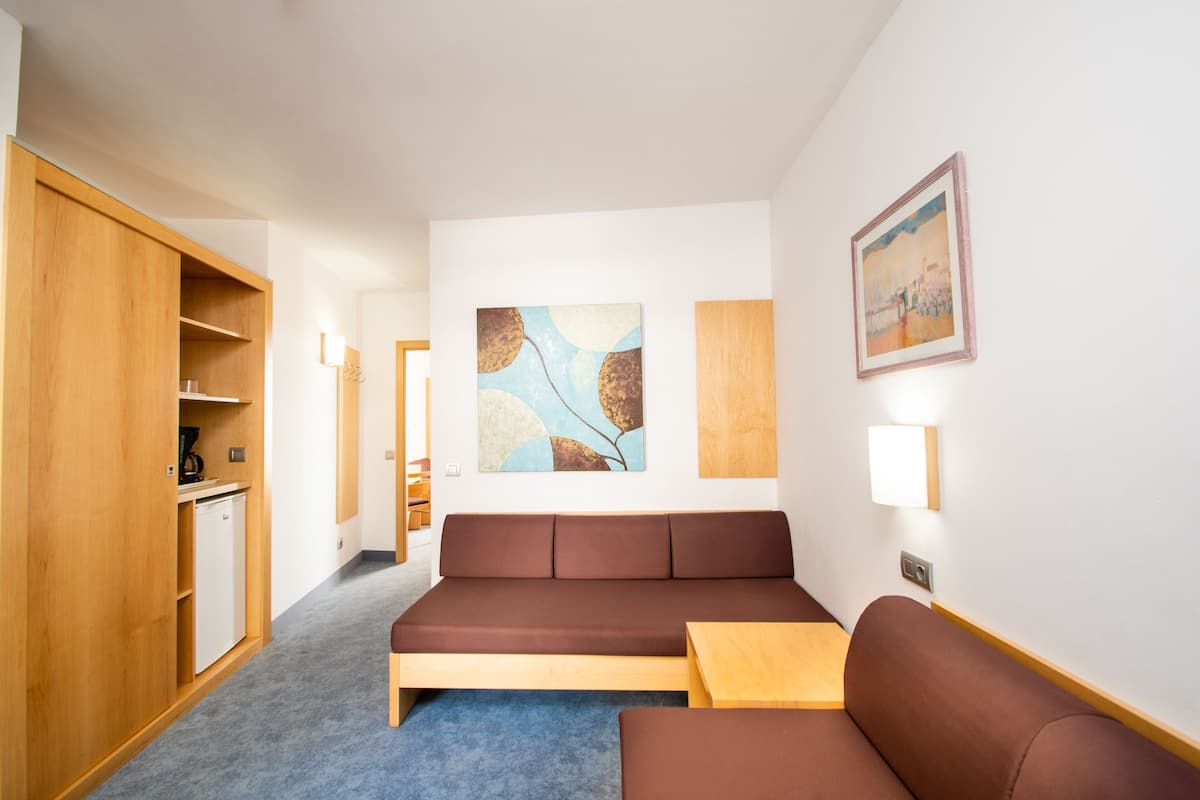 suite | 1 bedroom, in-room safe, desk, soundproofing