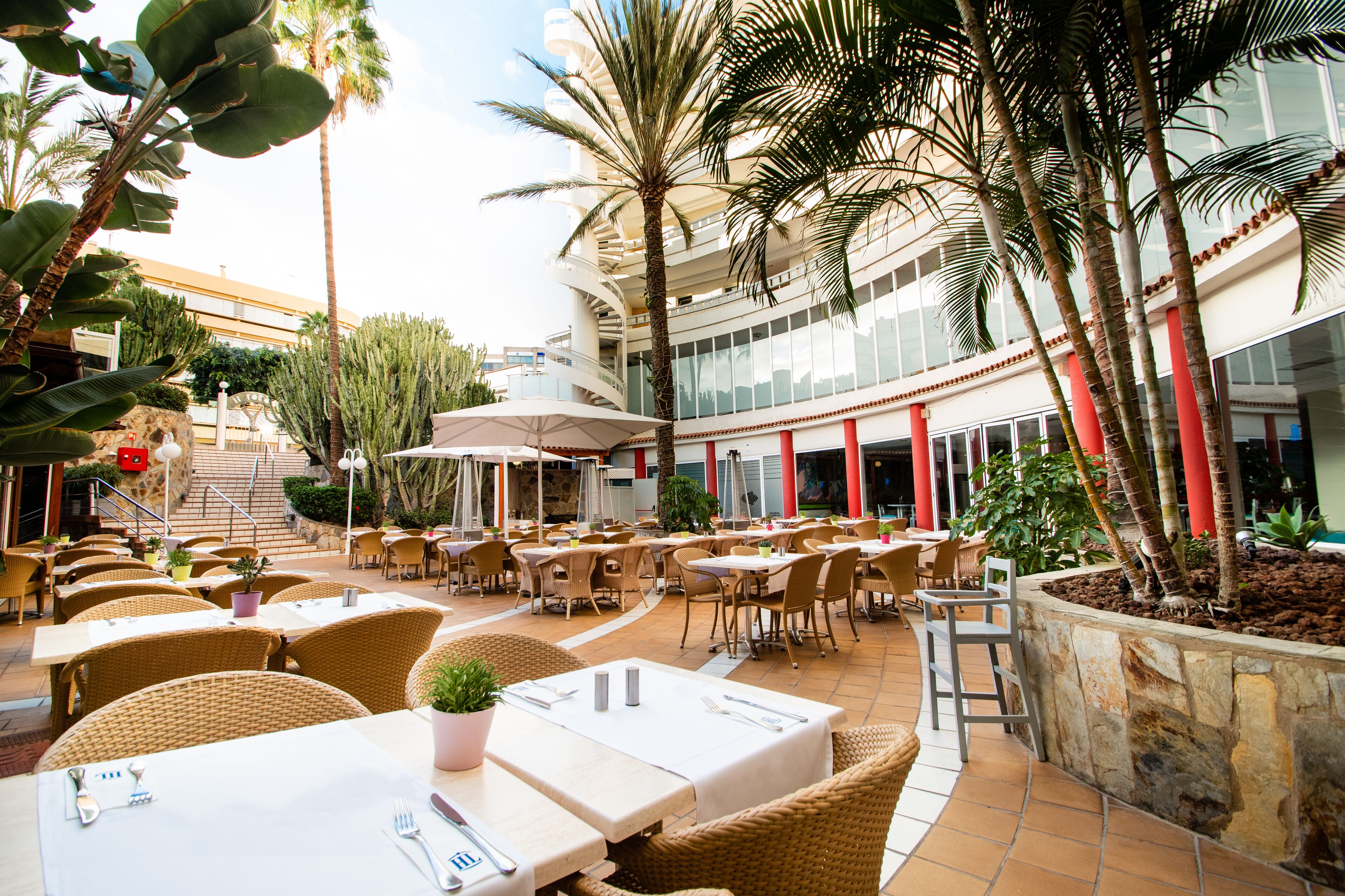 breakfast, lunch and dinner served