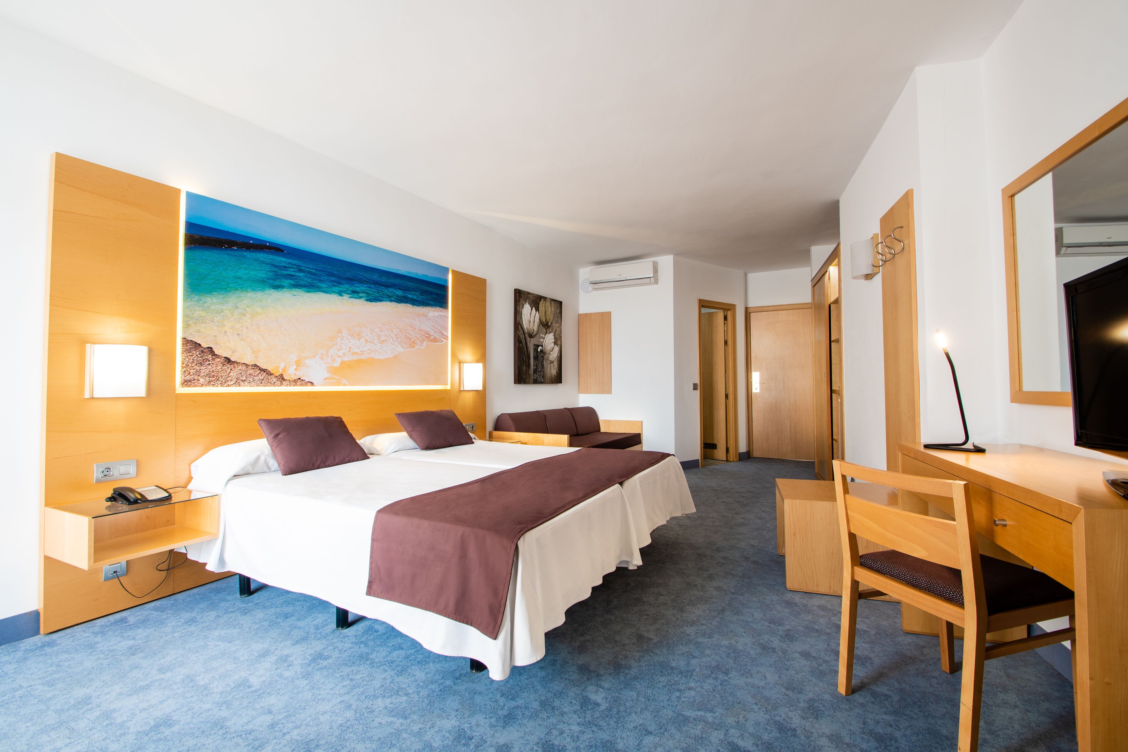 double room | 1 bedroom, in-room safe, desk, soundproofing