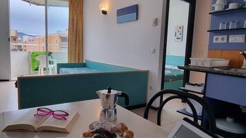 LÀgenhet Basic - 1 sovrum - balkong | Skrivbord, mörklÀggningsgardiner, strykjÀrn/strykbrÀda och gratis wi-fi