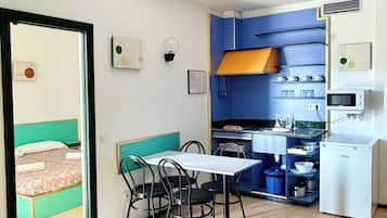 Escritorio, cortinas blackout y tabla de planchar con plancha