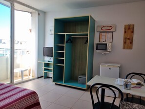 Basic Studio | Desk, blackout drapes, iron/ironing board, free WiFi