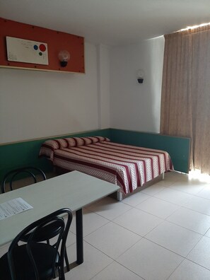 Basic Studio | Desk, blackout curtains, iron/ironing board, free WiFi - Apartaments Lloret Sun (Lloret de Mar)