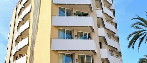 Vista frontal de la propiedad