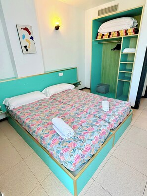 Appartamento Basic, 1 camera da letto, balcone | Una scrivania, tende oscuranti, ferro/asse da stiro, Wi-Fi gratuito