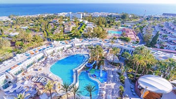 3 piscines extérieures, parasols de plage, chaises longues