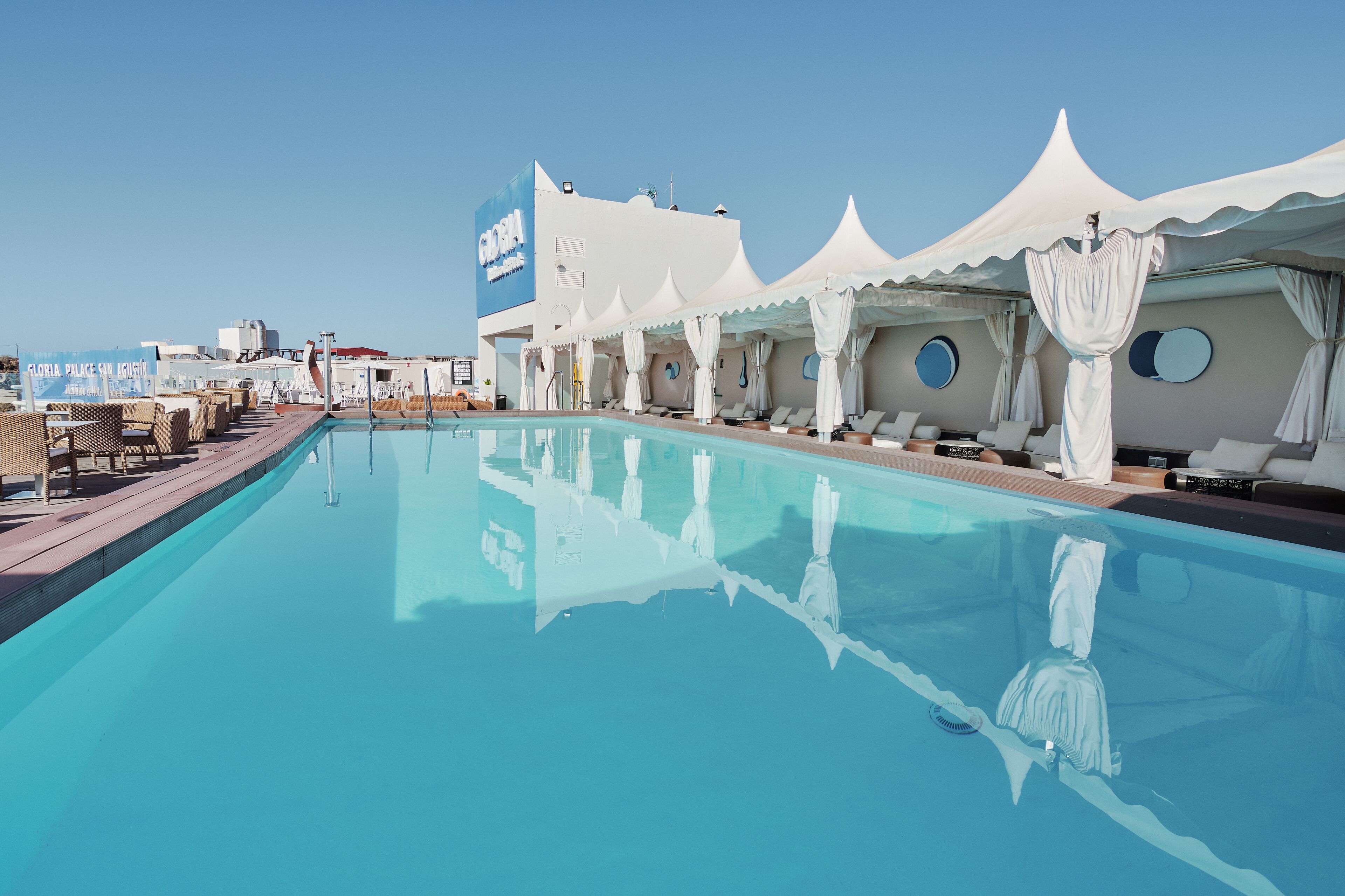 3 outdoor pools, pool umbrellas, pool loungers