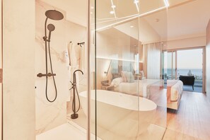 Combined shower/bathtub, free toiletries, hair dryer, towels