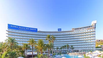 Vista frontal de la propiedad