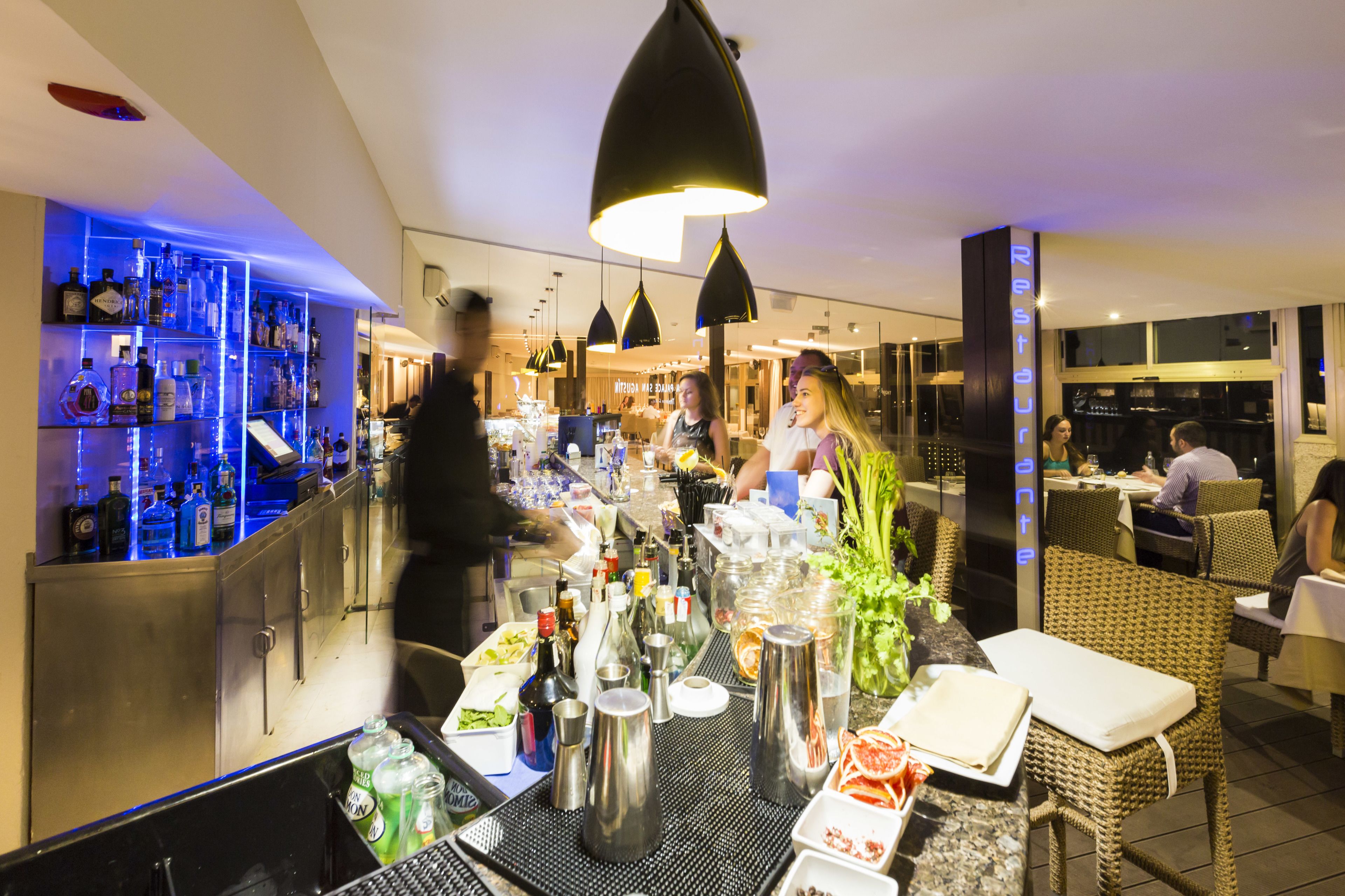 2 restaurants, dinner served, regional cuisine