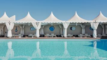 3 albercas al aire libre, sombrillas en la alberca y camastros