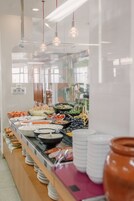 2 restaurantes; se sirve cocina mediterránea 