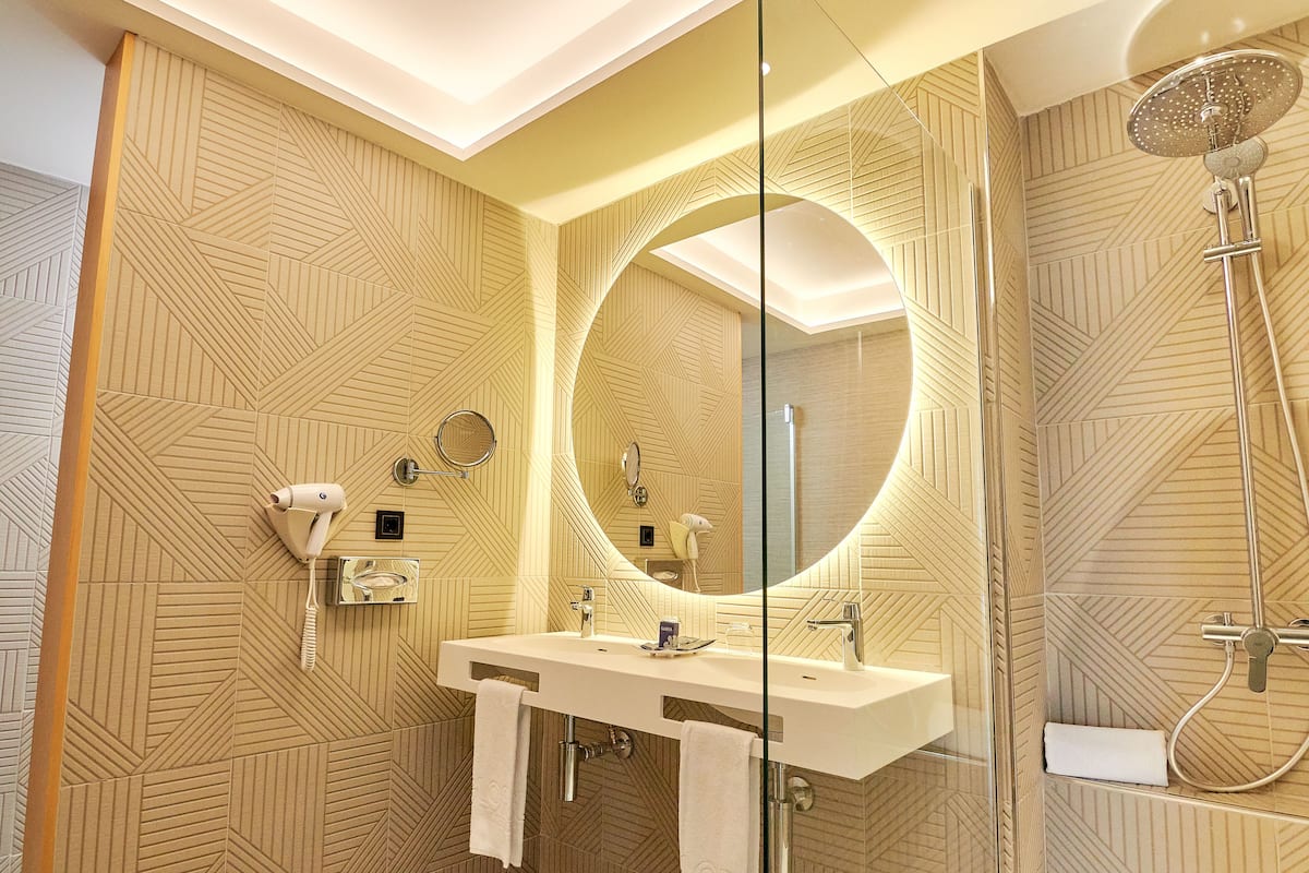 shower, rainfall showerhead, free toiletries, hair dryer