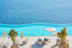 2 outdoor pools, sun loungers
