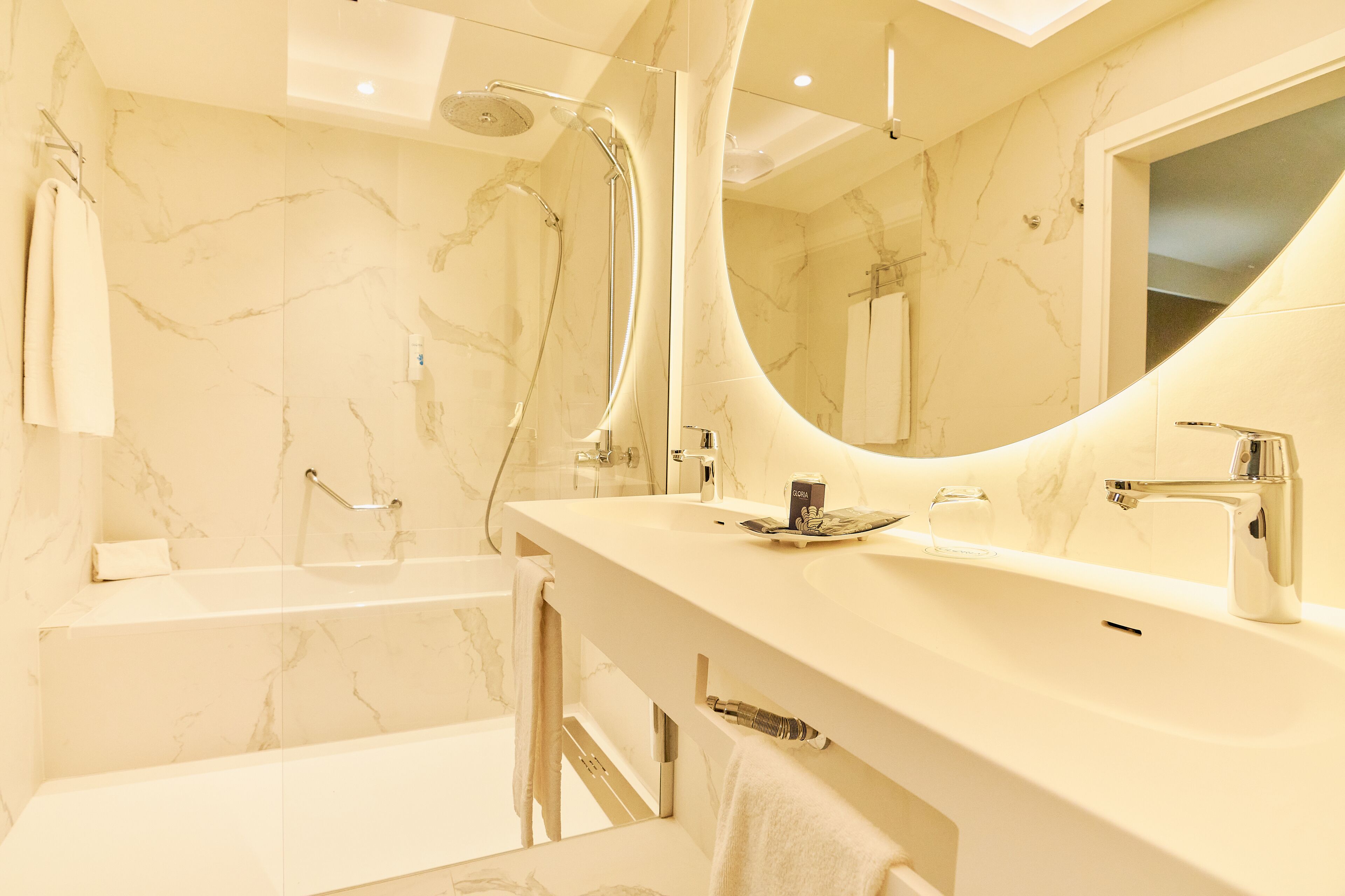 shower, rainfall showerhead, free toiletries, hair dryer