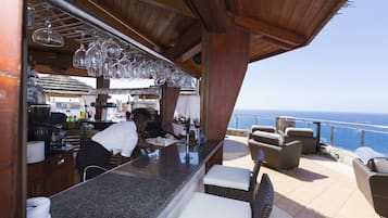 Swim-up bar