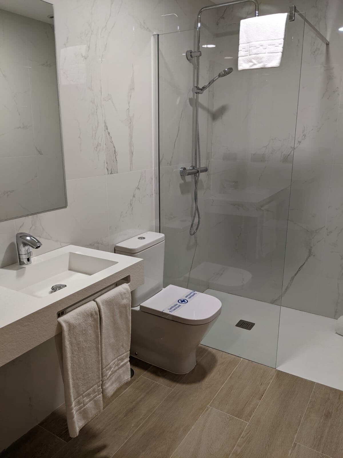 客房 | 客房内保险箱、免费 WiFi