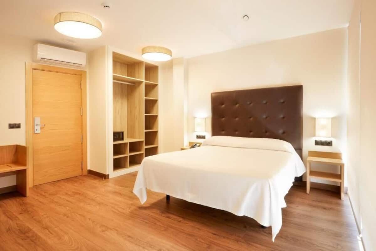 In-room safe, free WiFi
