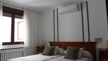 Habitación doble (Interior) | Escritorio y wifi gratis
