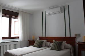 Double Room (Interior) | Desk, free WiFi - Hotel La Posada del Conde (Ardales)