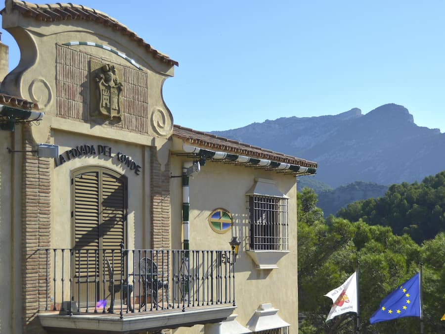 Vista frontal de la propiedad