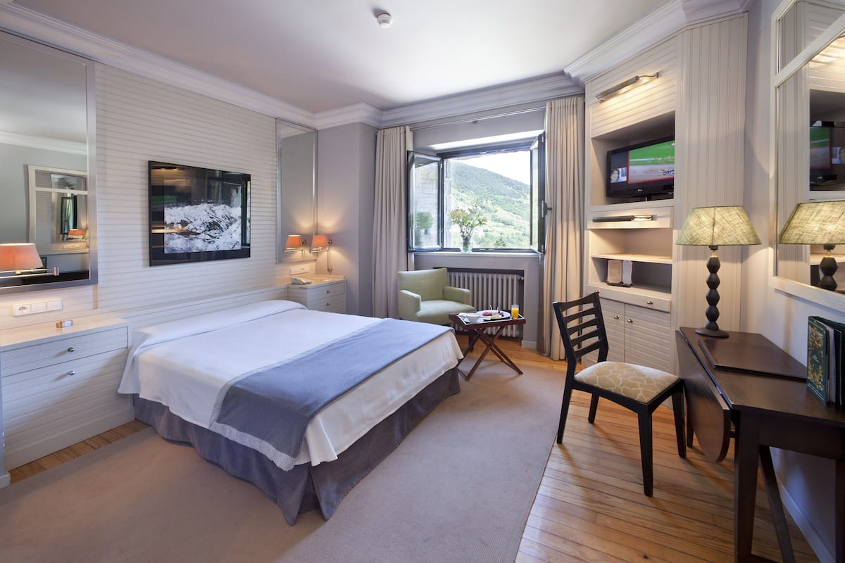 Premium bedding, minibar, in-room safe, desk