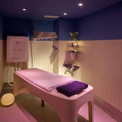 Un sauna, una bañera de hidromasaje, baño turco/hammam