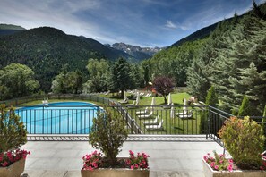 Seasonal outdoor pool, open 11 AM to 8 PM, pool loungers - Parador De Vielha Spa & Wellness (Vielha e Mijaran)
