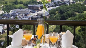 A table set with breakfast items and a view of a valley with mountains. - Parador De Vielha Spa & Wellness (Vielha e Mijaran)