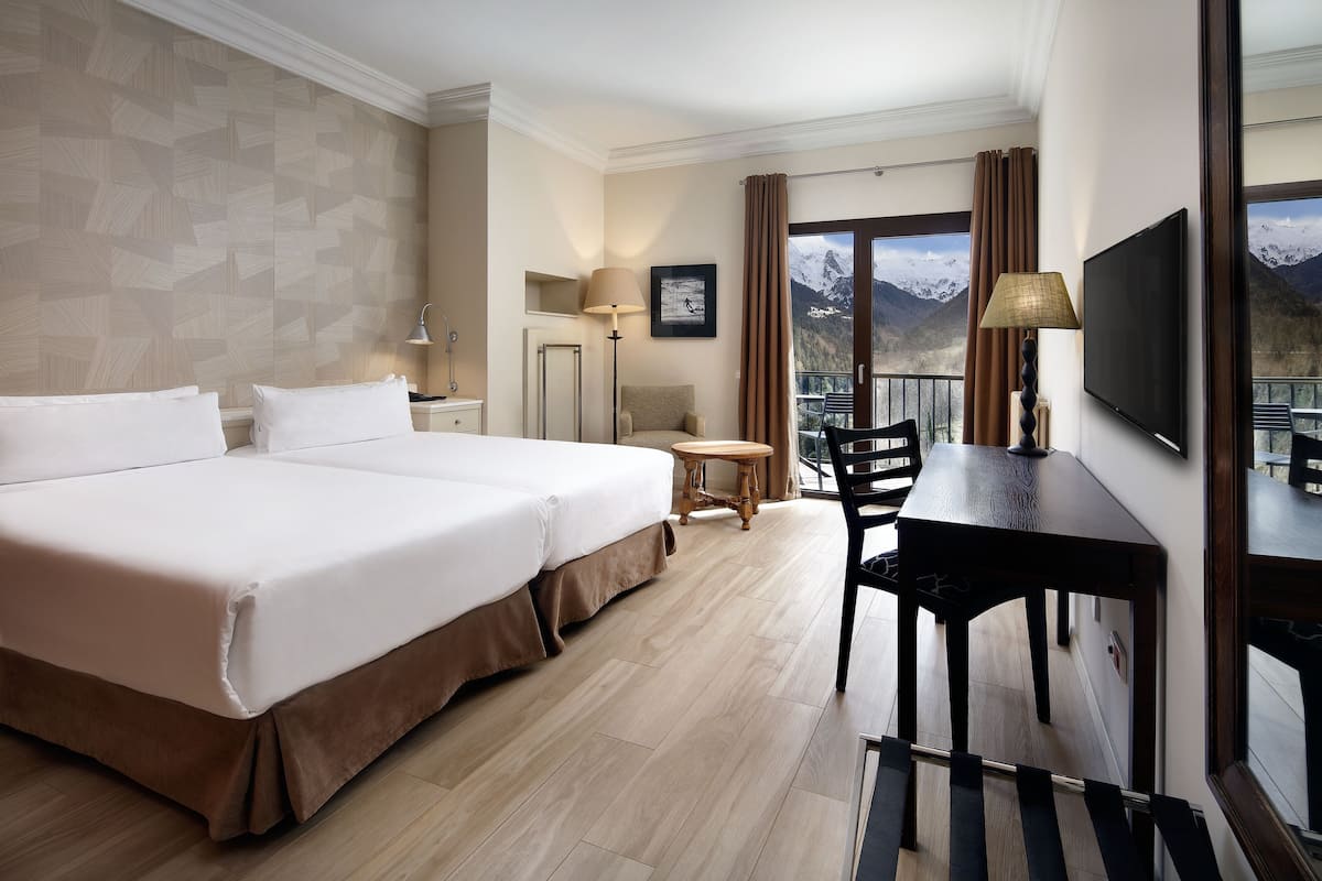 Habitación doble superior, balcón | Ropa de cama de alta calidad y minibar