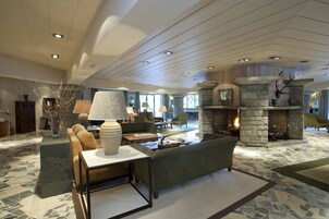 2 bares, bar junto a la piscina