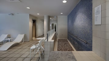 Een sauna, een bubbelbad, een Turks bad/hammam, lichaamsbehandelingen