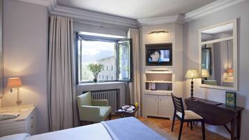 Standaard tweepersoonskamer | Luxe beddengoed, een minibar, een kluis op de kamer, een bureau