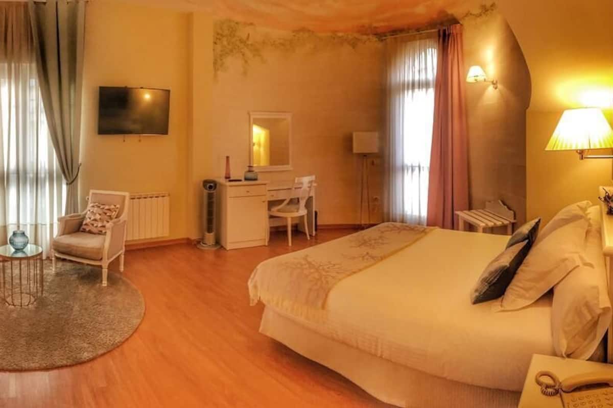 In-room safe, desk, blackout drapes, soundproofing