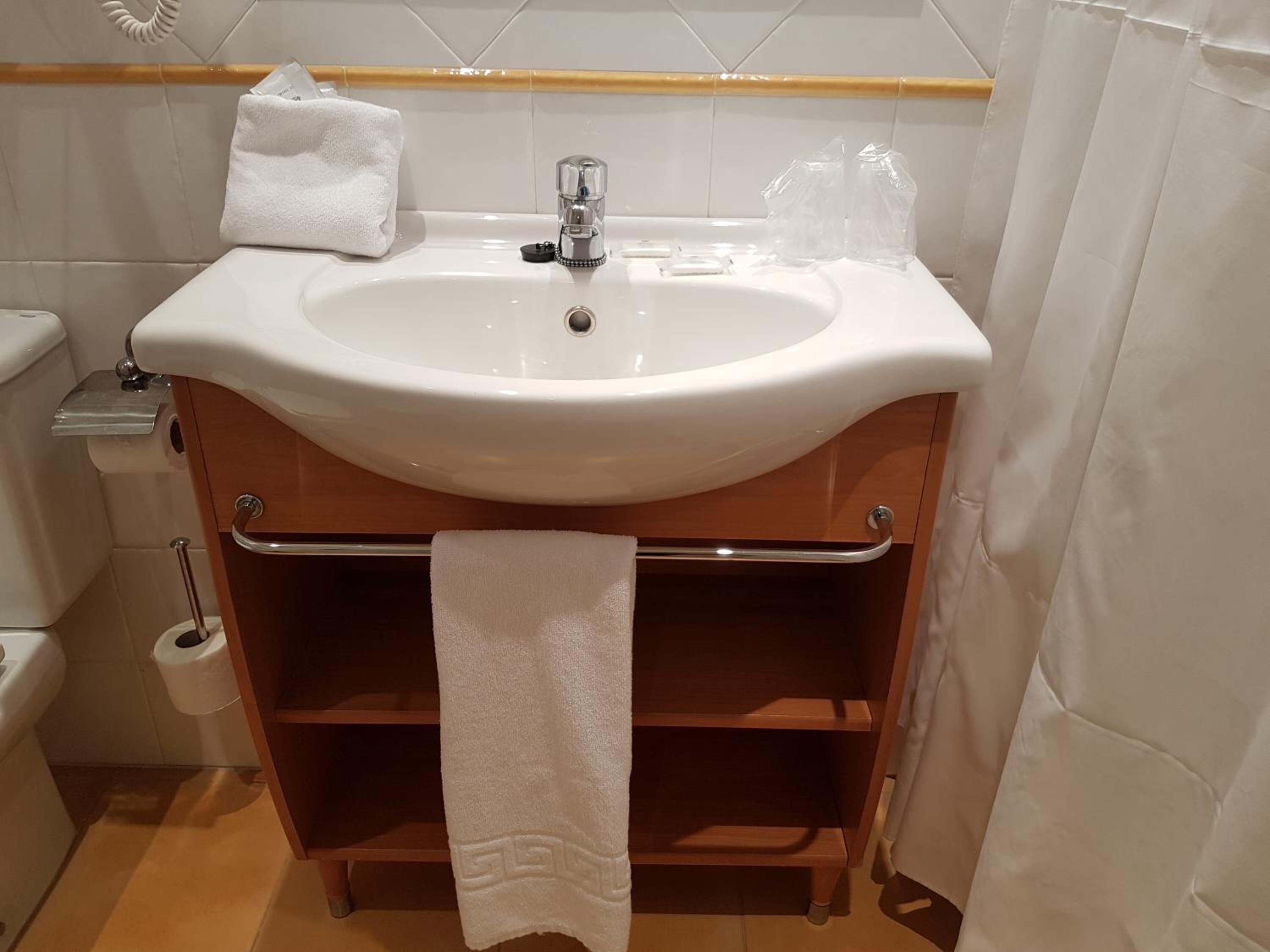 combined shower/bathtub, free toiletries, hair dryer, towels