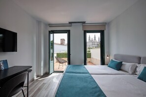 Minibar, in-room safe, desk, blackout drapes - Pombal Rooms (Santiago de Compostela)