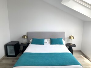 Minibar, in-room safe, desk, blackout drapes - Pombal Rooms (Santiago de Compostela)