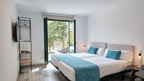 Un dormitorio moderno con una cama grande, un armario empotrado y vistas al exterior.